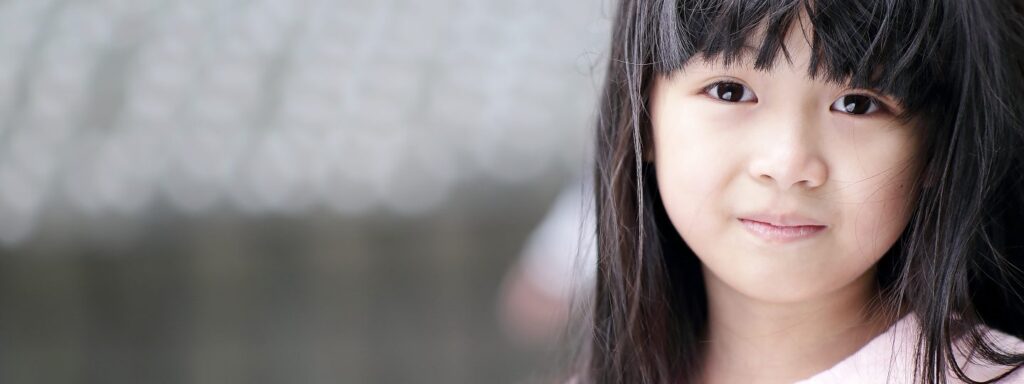 meisje kijkt glimlachend